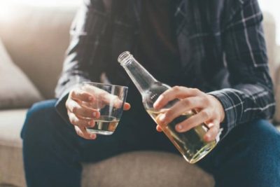 Tránh uống bia rượu quá mức để đề phòng đột quỵ não tái phát