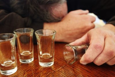 Cảnh báo việc uống rượu bia quá mức làm tăng nguy cơ đột quỵ